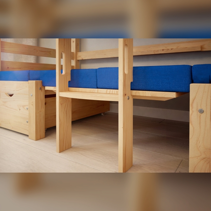 Łóżko piętrowe z biurkiem Elen sosnowe 90x200 + materacyki niebieskie