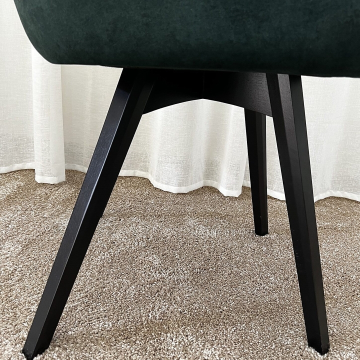 Welurowe krzesło z zieloną tapicerką