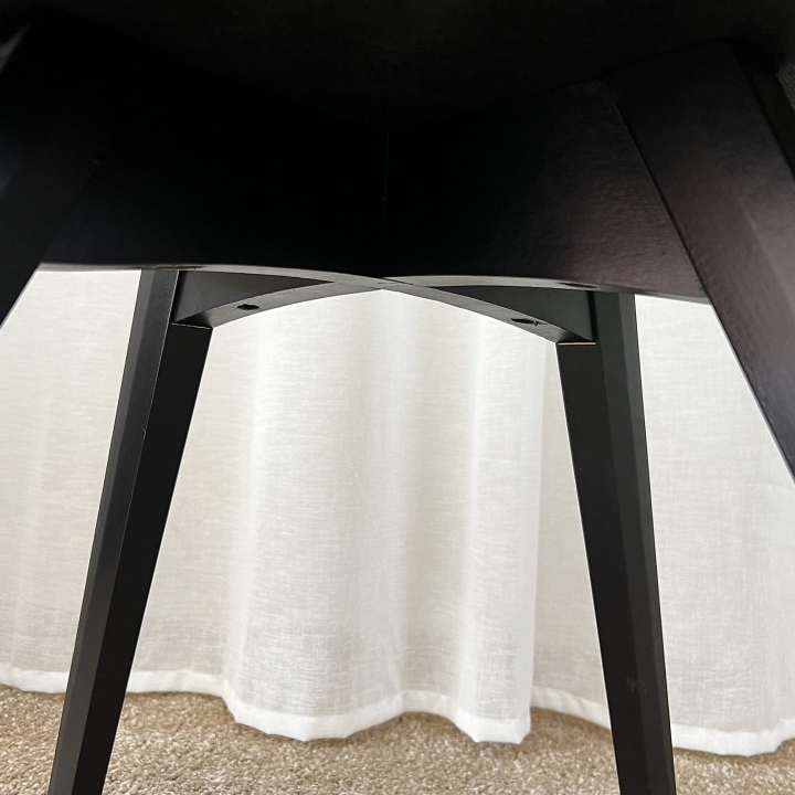 Welurowe krzesło z zieloną tapicerką