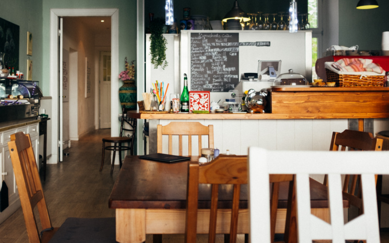 Dlaczego warto wybrać drewniane meble?