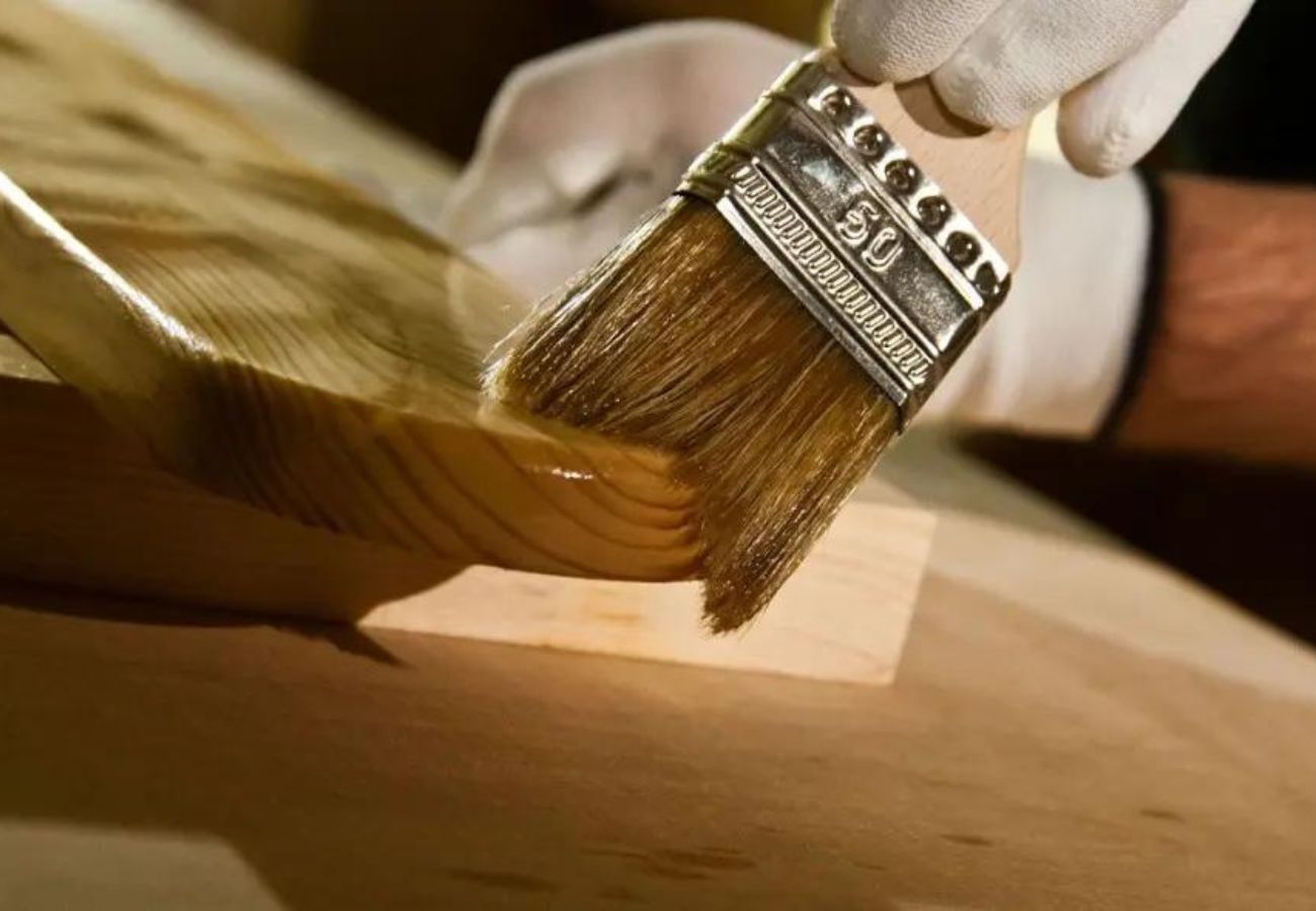 Dębowe meble: lakier czy olej? Plusy i minusy obu wykończeń