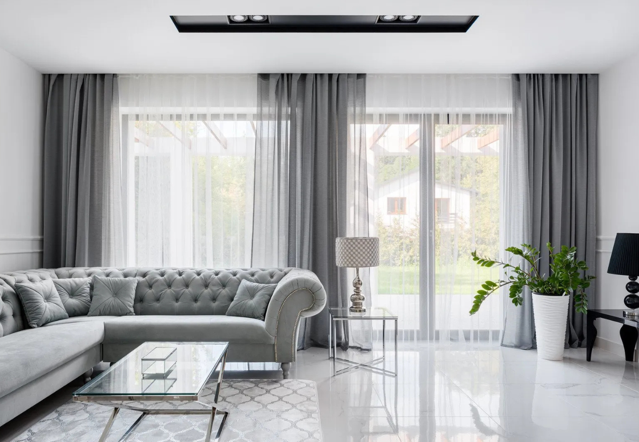 Jak urządzić salon w stylu glamour? Praktyczne porady