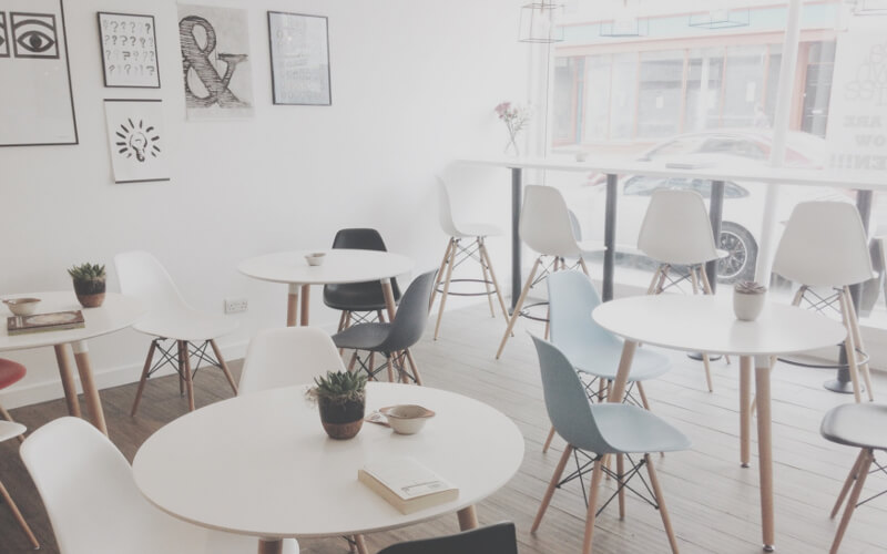 Do jakiego wystroju pasują białe meble?