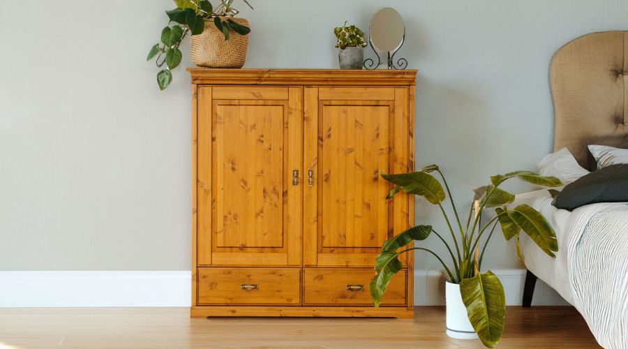 Idealne wyposażenie sypialni: od łóżek po szafy - wszystko wykonane z litego drewna