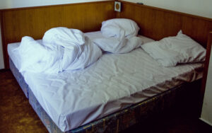 Bed, bett, lit, ベッド, lůžko, letto, cama czyli łóżko ma wiele imion